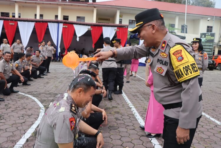 Polres Tanah Karo Gelar Upacara Kenaikan Pangkat Personel