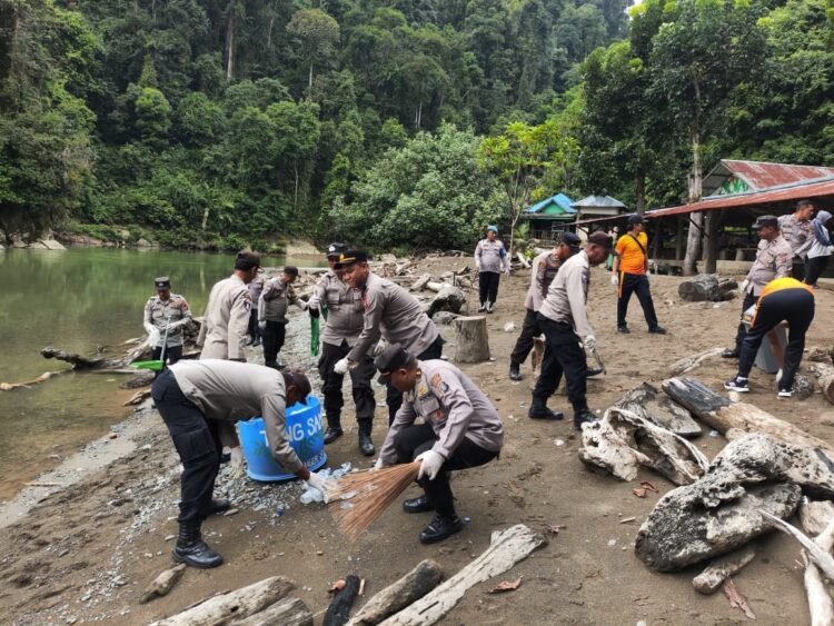 Polsek Padang Tualang Gotong Royong Bersihkan Ekowisata Tangkahan, Warga Apresiasi Kepedulian Polri