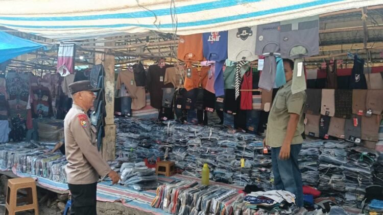 Patroli Pengamanan Pasar serta keramaian,Polisi Imbau Pedagang dan Pengunjung untuk Tetap Waspada