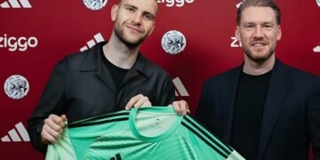 Kiper Indonesia Maarten Paes Resmi Berseragam Ajax Amsterdam