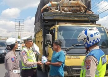 Satlantas Polres Tanah Karo Tindak Angkutan Umum Angkut Penumpang di Atas Kap