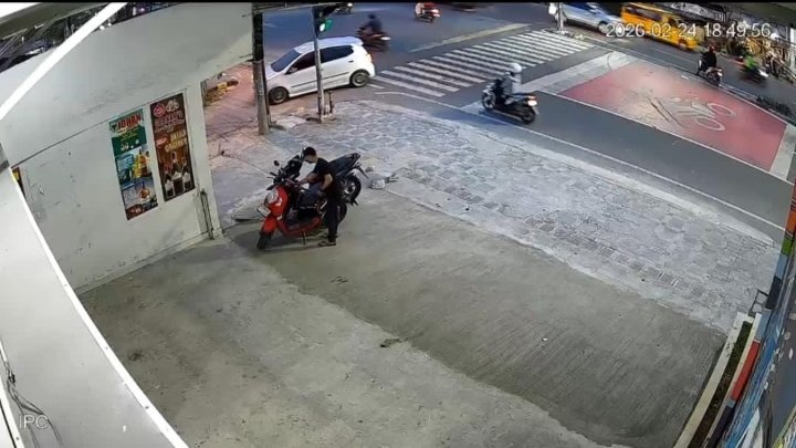 Gunakan Masker, Seorang Pria Nekat Larikan Scoopy Wanita di Simpang Barat