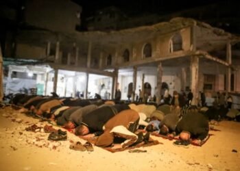 Ulah Zionis Israel, Warga Gaza Salat Tarawih di Reruntuhan Masjid