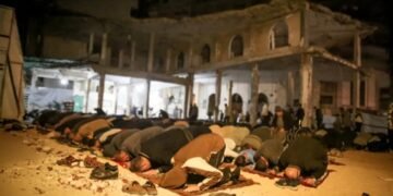 Ulah Zionis Israel, Warga Gaza Salat Tarawih di Reruntuhan Masjid