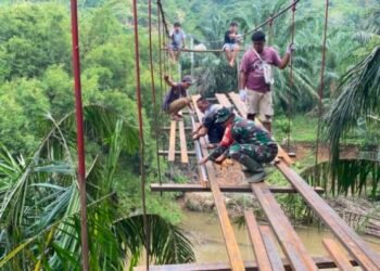 Satgas Kodim 0212/TS Kebut Pembangunan Jembatan Gantung di Halongonan