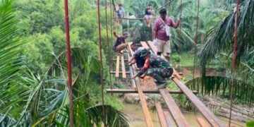 Satgas Kodim 0212/TS Kebut Pembangunan Jembatan Gantung di Halongonan