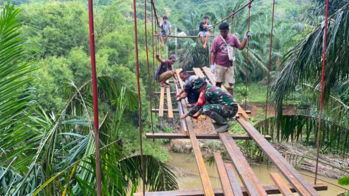 Satgas Kodim 0212/TS Kebut Pembangunan Jembatan Gantung di Halongonan