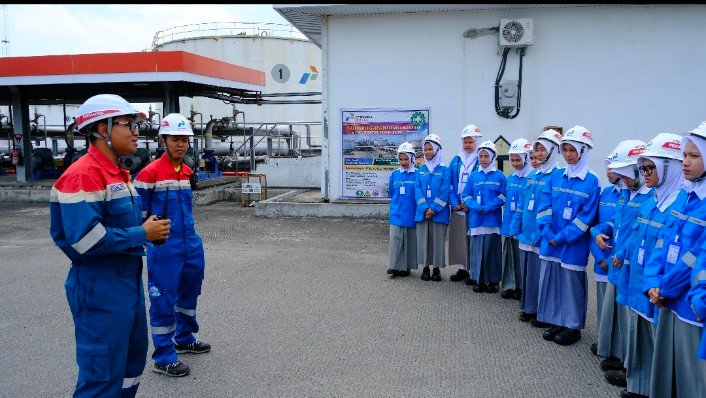 Pertamina Patra Niaga Regional Sumbagut Terima Kunjungan Edukatif Pesantren Darularafah Raya di Fuel Terminal Medan