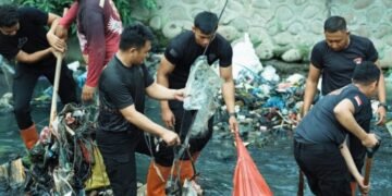 Brimob Sumut Bersihkan Sungai di Medan