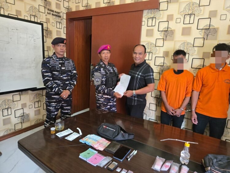 Pos Kamla Pangkalan Susu Serahkan Dua Terduga Pelaku Sabu ke Satresnarkoba Langkat