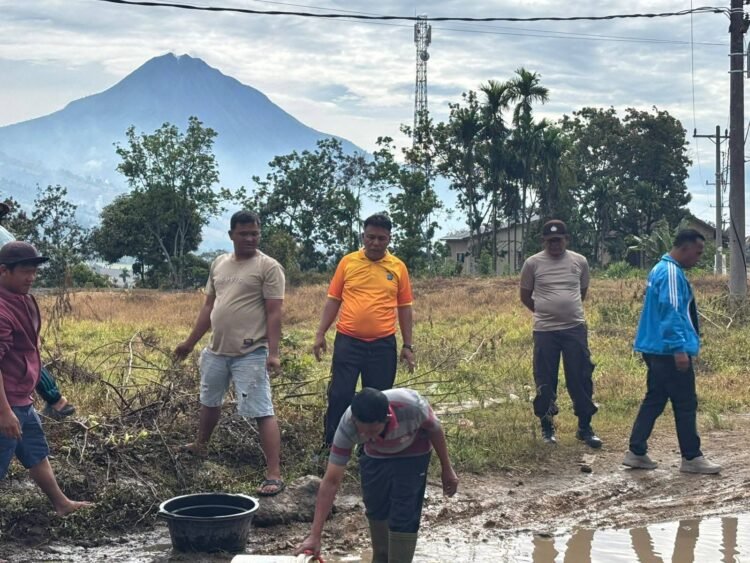 Polsek Kutabuluh Bersama Forkopimcam Gelar Gotong Royong di Desa Si Abang Abang