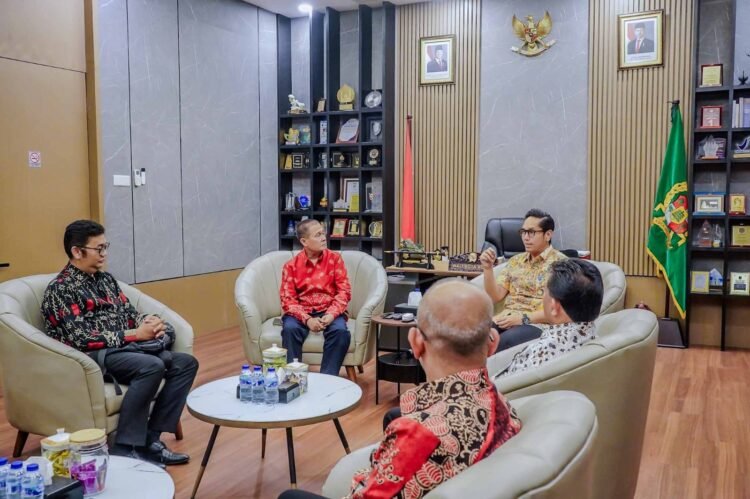 Rico Waas Tekankan Peran Apoteker dalam Perawatan dan Edukasi Obat kepada Masyarakat