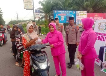 Polres Palas dan Bhayangkari Bagikan 200 Paket Takjil