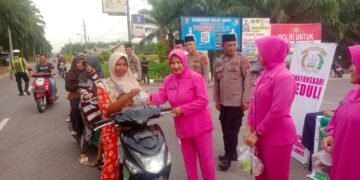 Polres Palas dan Bhayangkari Bagikan 200 Paket Takjil