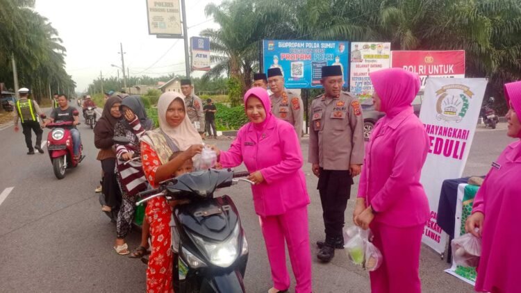 Polres Palas dan Bhayangkari Bagikan 200 Paket Takjil