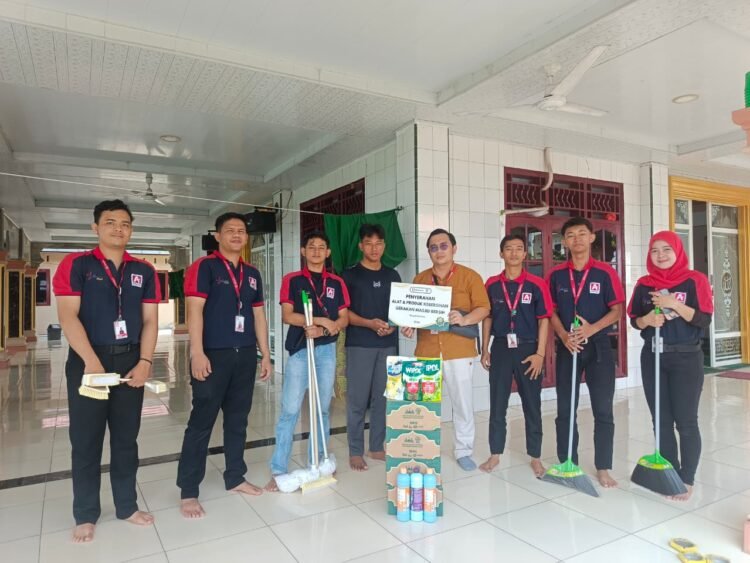 Alfamidi-Unilever Bersihkan 11 Masjid di Medan dan Deli Serdang