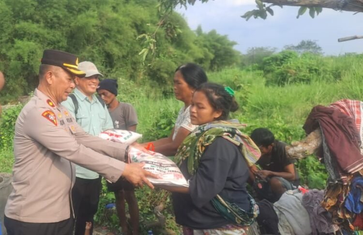 Polsek Pancur Batu Berikan Bantuan Sembako Kepada Korban Kebakaran di Desa Namo Bintang.