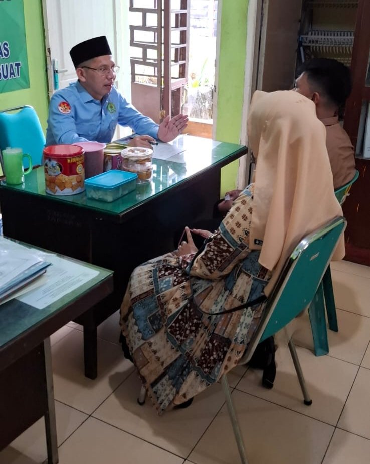Pelayanan Pasca Libur, KUA Medan Perjuangan Suguhkan Kue Lebaran
