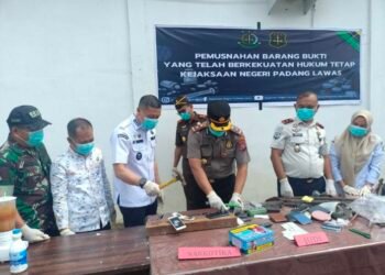 Wabup Palas Hadiri Pemusnahan Barang Bukti di Kantor Kejari Palas