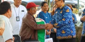 Sekda Pakpak Bharat Menyerahkan Bantuan Antensi bagi Penyandang Disabilitas dan Lansia