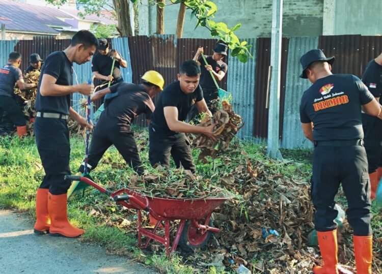 Kolaborasi Brimob dan Warga, Lingkungan Bersih Jadi Prioritas Bersama