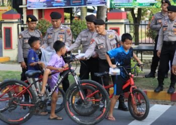 Polres Langkat Berbagi Takjil di Bulan Ramadan
