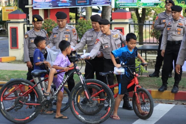 Polres Langkat Berbagi Takjil di Bulan Ramadan