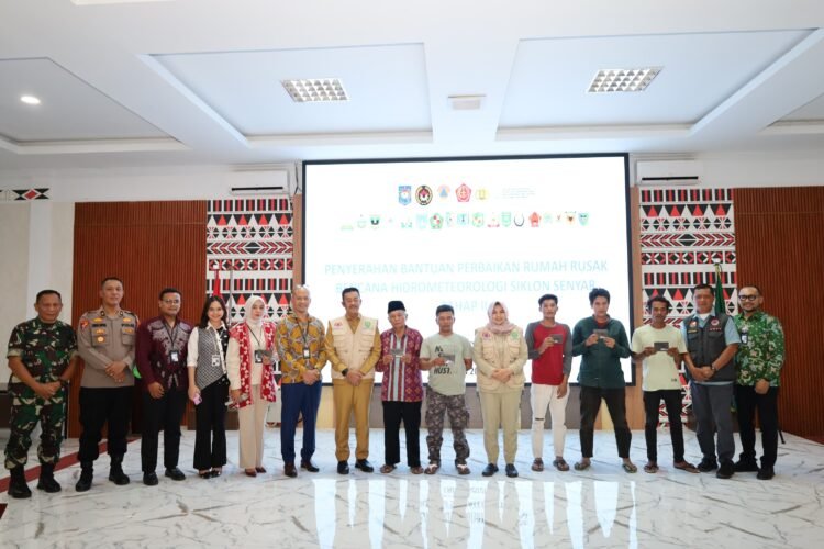 Bangkit Pascabencana, Pemkab Madina Bersama BRI Serahkan Bantuan Perbaikan Rumah Warga