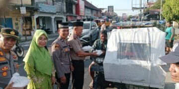 Polsek Pancur Batu dan Muslimat NU Bagikan Takjil ke Masyarakat