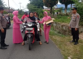 Polsek Kutalimbaru dan Bhayangkari Bagikan Takjil kepada Masyarakat