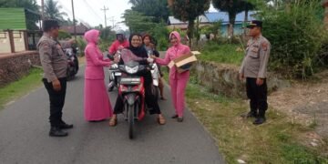 Polsek Kutalimbaru dan Bhayangkari Bagikan Takjil kepada Masyarakat