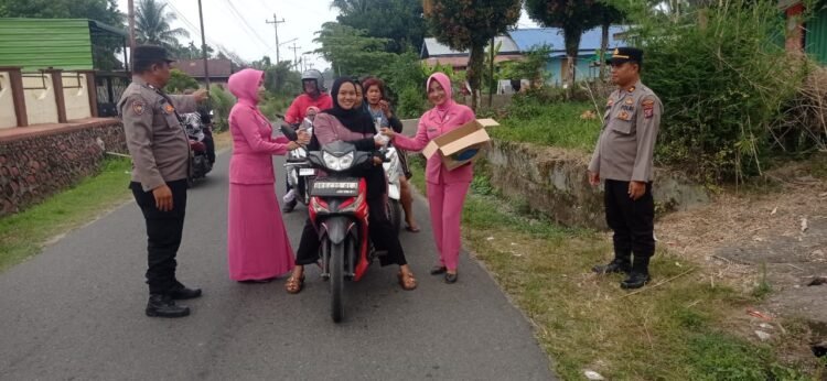 Polsek Kutalimbaru dan Bhayangkari Bagikan Takjil kepada Masyarakat