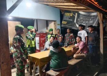 Danramil 02/Kutalimbaru Pimpin Patroli Pos Kamling Bersama LMP, Wujudkan Keamanan Malam Hari