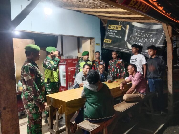 Danramil 02/Kutalimbaru Pimpin Patroli Pos Kamling Bersama LMP, Wujudkan Keamanan Malam Hari