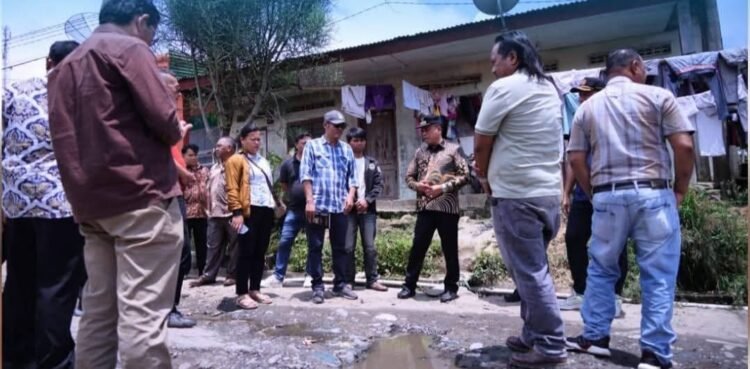 Bupati Karo Tinjau Jalan Rusak dan Drainase di Desa Cinta Rakyat