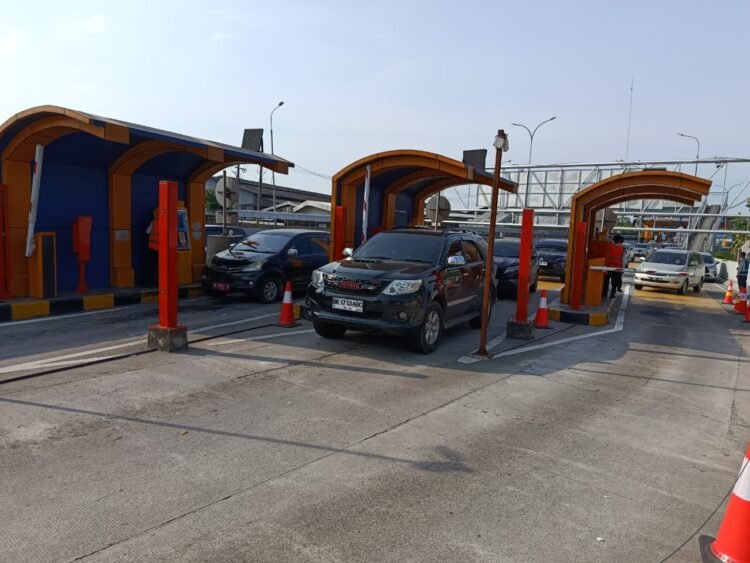 Gerbang Tol Amplas Dipadati Arus Balik