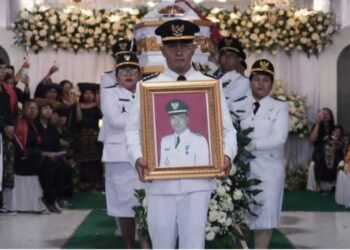 Bupati Karo Hadiri Upacara Adat dan Pelepasan Jenazah Camat Kutabuluh