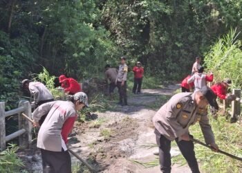 Polsek Juhar Bersihkan dan Rawat Jembatan Pusung-Pusung, Wujud Kepedulian Infrastruktur Desa