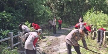 Polsek Juhar Bersihkan dan Rawat Jembatan Pusung-Pusung, Wujud Kepedulian Infrastruktur Desa