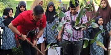 Ketua DPRD Medan Bersama Anak Yatim Menanam Pohon Untuk Menjaga Alam Pertiwi