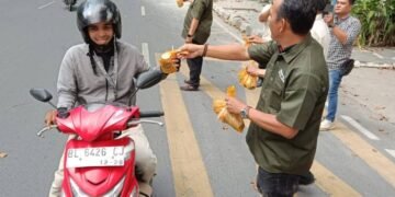 Wartawan DPRD Medan Berbagi Takjil di Bulan Ramadan, Wujud Kepedulian kepada Masyarakat