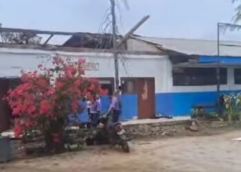 Kadis Pendidikan Karo Tinjau SMPN 1 Tigabinanga Pasca Diterjang Puting Beliung