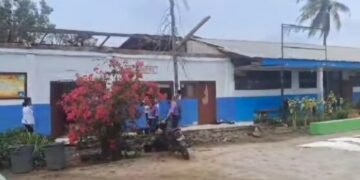 Kadis Pendidikan Karo Tinjau SMPN 1 Tigabinanga Pasca Diterjang Puting Beliung
