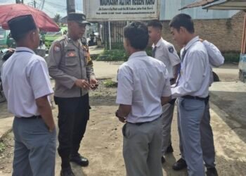 Bhabinkamtibmas Polres Tanah Karo Sambangi Pelajar, Sosialisasikan Pencegahan Kenakalan Remaja