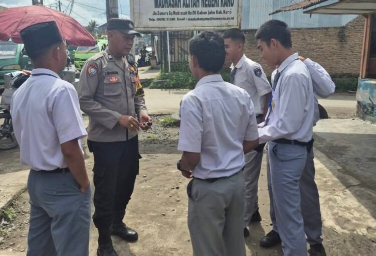 Bhabinkamtibmas Polres Tanah Karo Sambangi Pelajar, Sosialisasikan Pencegahan Kenakalan Remaja