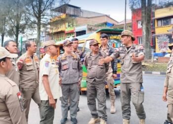 Pemkab Karo Tertibkan Pedagang di Trotoar dan Bahu Jalan Kabanjahe-Berastagi