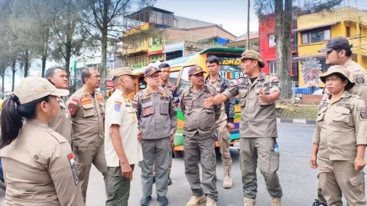 Pemkab Karo Tertibkan Pedagang di Trotoar dan Bahu Jalan Kabanjahe-Berastagi