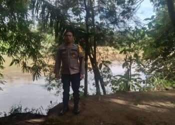 Patroli Monitor Debit Air Sungai Barumun Dalam Siaga Tanggap Bencana Oleh Polsek Barumun Tengah