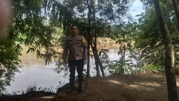 Patroli Monitor Debit Air Sungai Barumun Dalam Siaga Tanggap Bencana Oleh Polsek Barumun Tengah