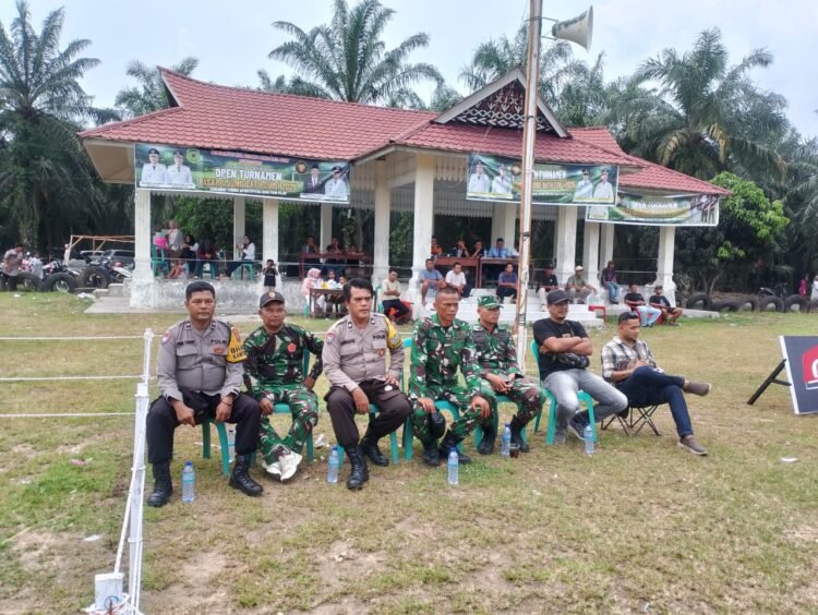 Bhabinkamtibmas Polsek Sosa Lakukan Pengamanan, Open Turnamen Sepakbola Cup 1 Pasar Ujung Batu